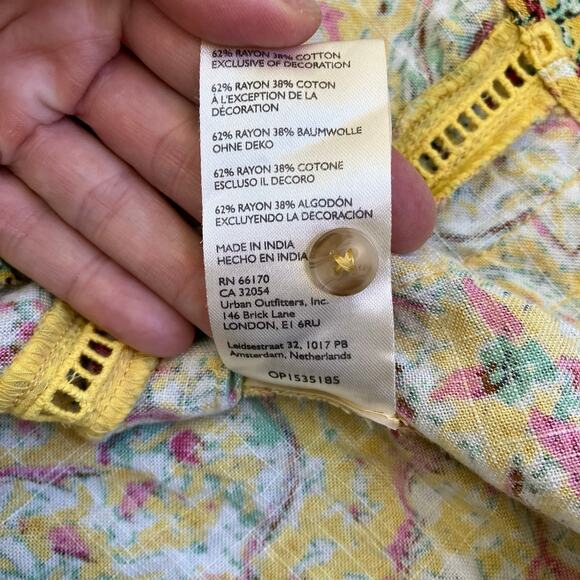 Anthropologie Pilcro Sz 1X Pintuck Peasant Blouse Yellow Floral Crochet Cottage - Picture 13 of 16